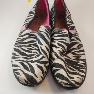 Womens NWOT Bob Slip On Shoes Zebra Stripe Size 8